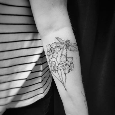 Selfmade-Tattoo-Berlin-Heydude-Vegan-Fineline-Dragonfly-Flowers